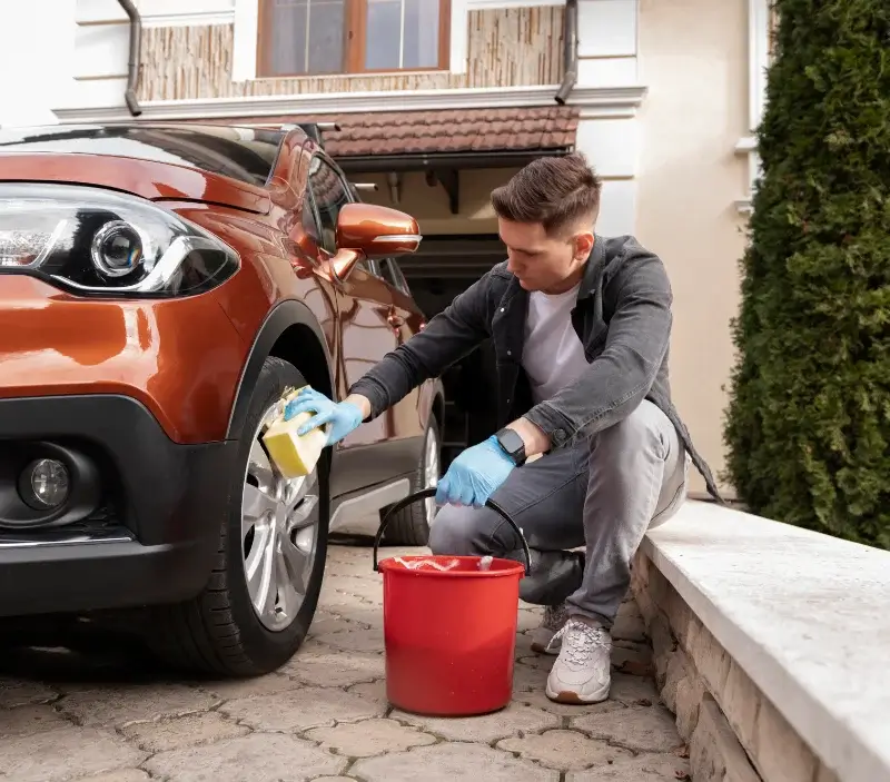 Lavage auto à domicile Caro : professionnel intervenant sur un véhicule